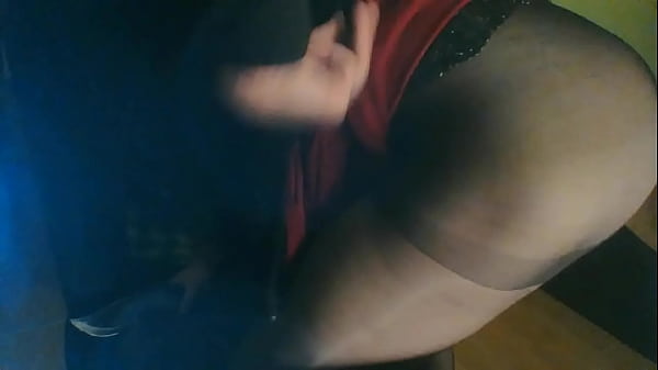 Bas Et Robe Rouge. Cible De Sperme Qui Vous Attend