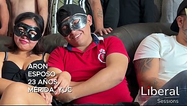 ESPOSA PUTA COGE FRENTE A SU MARIDO CON 9 HOMBRES, LES ENTREGA EL CULO.