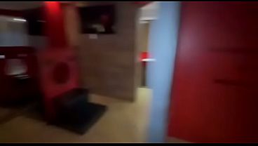 O marido me guiou vendada, salto alto ecoando no corredor frio do motel, at&eacute; o quarto 50 tons. Luz vermelha pulsando De joelhos, vadia&rdquo;, ordenou, tirando a venda. &aacute; de pau duro, veias saltadas