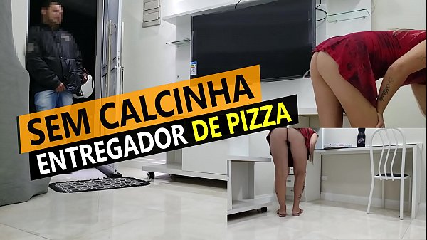 Cristina Almeida sem calcinha recebendo entrega...