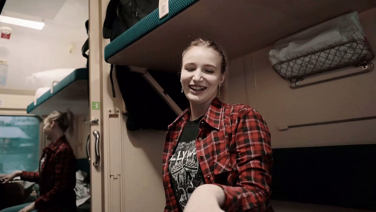 ¡Chica compañera de viaje sedujo a un chico en el tren y le dio una mamada y tragó esperma!
                    outdoor public train dirty talk cum in mouth muchos negros