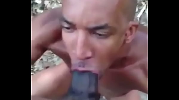 Amigo mamando no mato