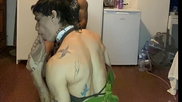 UMA SUBMISSA BEM TREINADA SABOREANDO MEUS PES