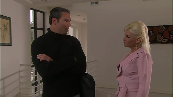 Candy Lee Gets A Massive Facial After Fucking A Well Hung Stud On The Couch