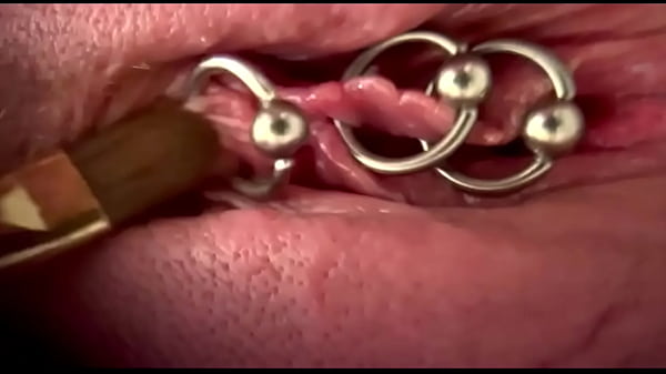 AquaPola - Extreme Close Up Esfregando meu clitóris perfurado com pincel de maquiagem e enorme orgasmo me fazem molhar completamente minha buceta