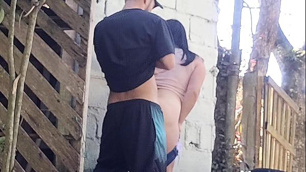 Download Video - Meu marido saiu e me deixou receber o pedreiro sozinha para um or&ccedil;amento
