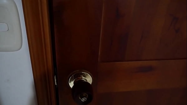 ENCUENTRO A MI HIJASTRA EN CUATRO PATAS Y LE METO LA VERGA DIRECTO AL CO&Ntilde;O