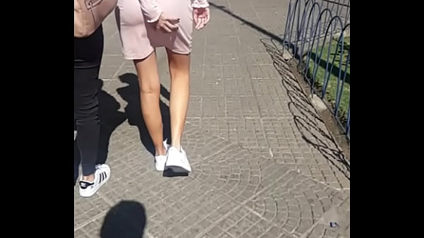 Flaca rica con perfectas nalgas caminando por la calle