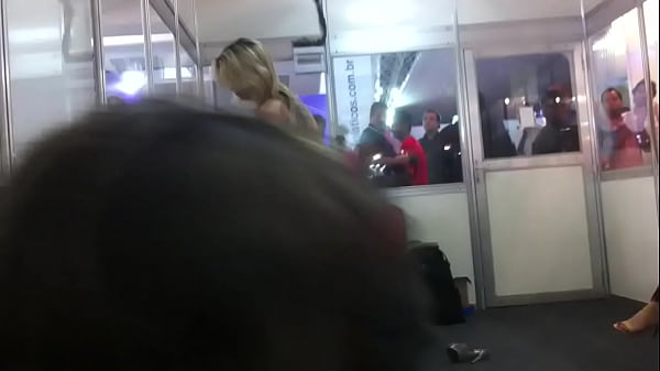 Loira safada batendo siririca anal para o p&uacute;blico