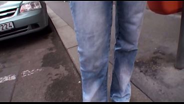 18歳の剃毛したおまんこを持つ金髪の女の子が自慰行為をしている
