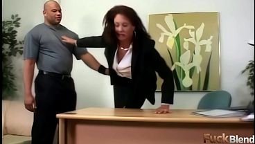 驚くほど美しい女性が巨大な黒人のペニスに跨がり、快感に叫び声をあげる