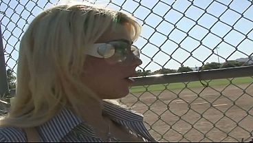 魅力的なレズビアンの熟女が、2人のティーンエイジャーに女性器を楽しむ方法を教える