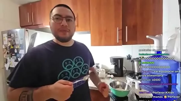 El cristianghost culea con la Cyntia mientras hacen un Queque