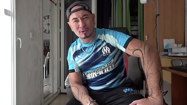 un jeune mec de 20 ans baise le cul de son pote gay et lui jouit dans le cul par surprise