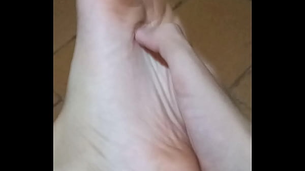 Gostosa balançando o pé enquanto como ela bem gostoso