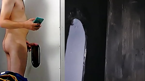 Hetero loiro casado dotado veio gozar no GloryH...