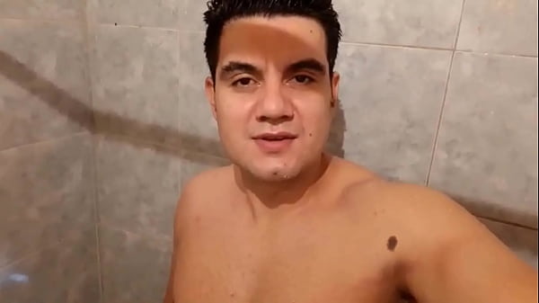 Download Video - YURI GA&Uacute;CHO - BANHA E BATE-PAPO