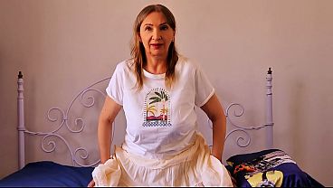 巨大な天然の胸を持つ年配の女性がディルドに乗りながら服を脱ぐ