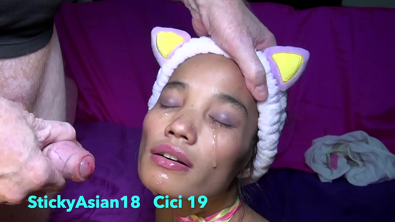 StickyAsian18 petite Cici quiere ver la televisión, pero en su lugar le empujan la polla en la boca.
                    licking girl blowjob skinny asian thai innocent cutey cock sucking obedient fuck toy small titis suck toy cock ramming muchos negros