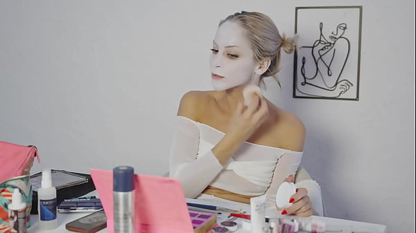 Harley Quinn Makeup Tutorial by Miss Daisy Diamond for Halloween