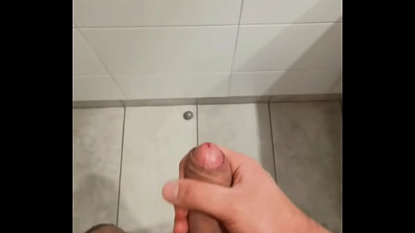 Satyre Chilien Tire Son Sperme Après Une Riche Branlette