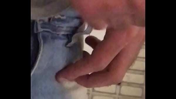 Macho tatuado mijador