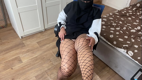 Aziza loves to chat while masturbating