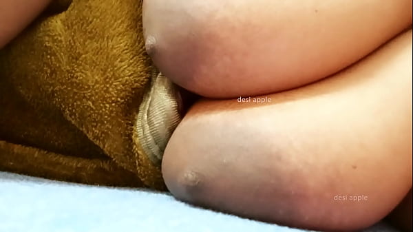 Desi sexy aunty showing boobs