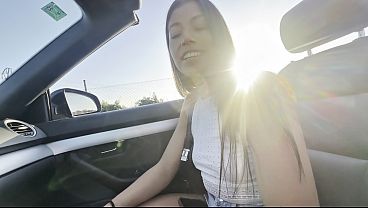 女の子を車に乗せてあげたら、結局彼女を裏切ってしまった。