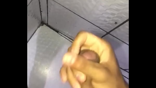 Jeune Roludo 20 Ans Dégustant De Savoureux