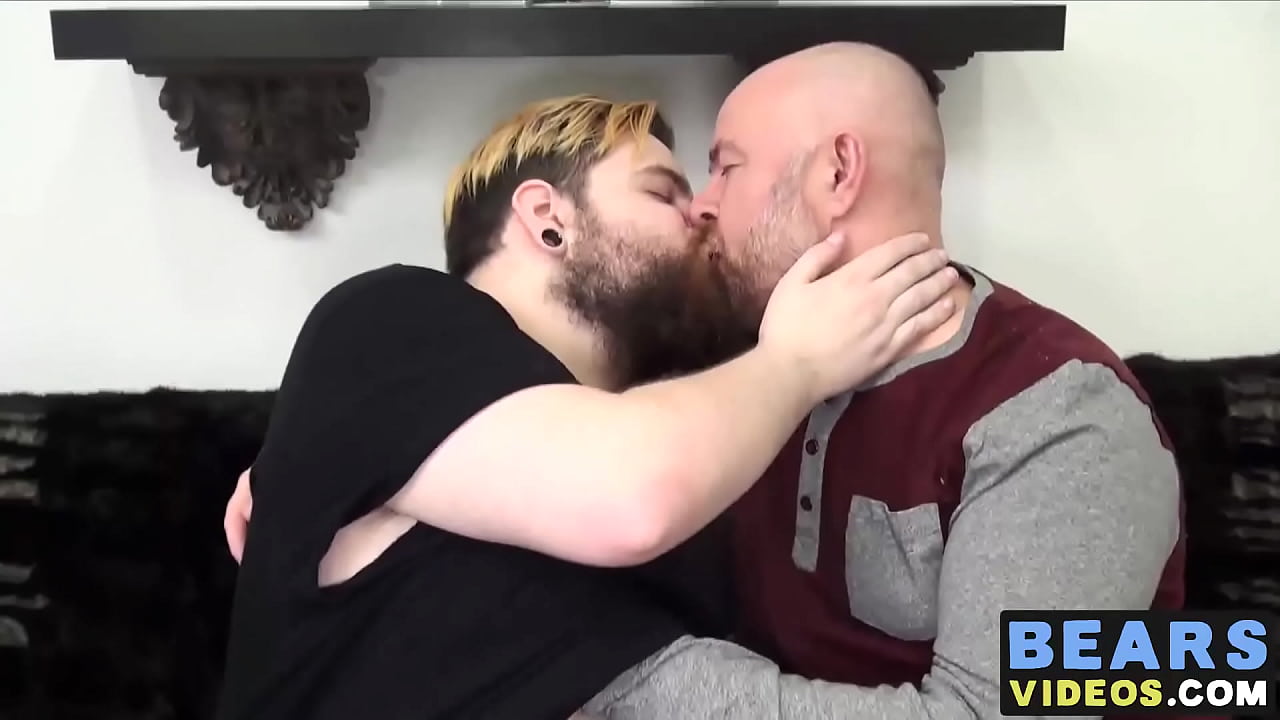 Grand Bear Guy English golpeando a Claudio White
                   hardcore sucking blowjob piercing gay bareback bear bears muchos negros