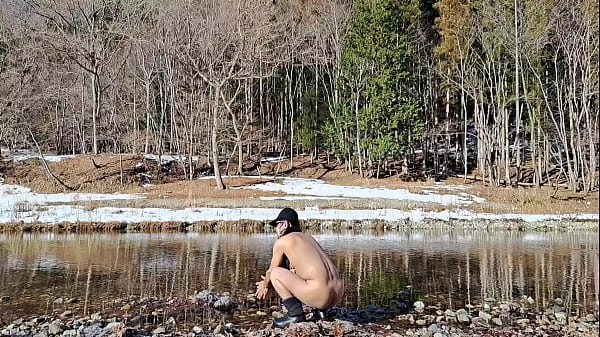 雪解けが始まった渓流で全裸散歩