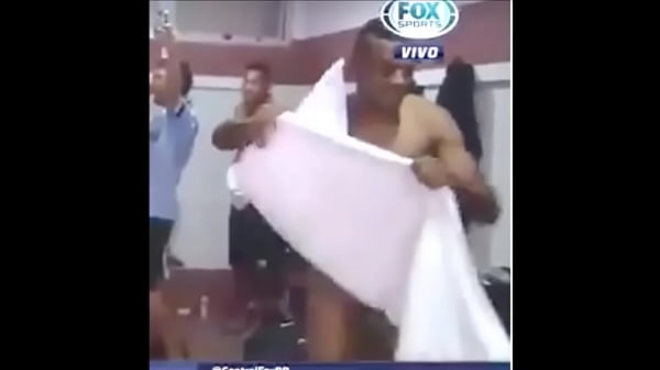 Download Video - Jogador do gremio pelado no vesti&aacute;rio - L&eacute;o Gomes pelado gremio