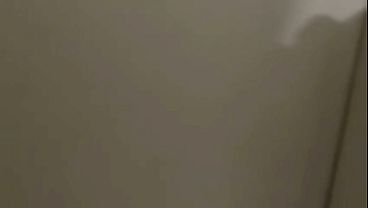 CORNO AMADOR CUCKOLD N&Atilde;O DA CONTA DA NOVINHA CASADA GOSTOSA HOTWIFE E CHAMA DOIS AMIGOS UM NEG&Atilde;O BBC E O AMIGO GAY DELA PRA FUDER ELA GOSTOSO