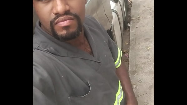 Download Video - Parei o caminh&atilde;o pra dar uma mijando e subiu aquele cheiro de pika que deu at&eacute; tes&atilde;o