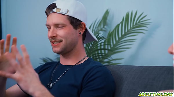 Download Video - Leo Louis and Benjamin Blue both loosening up together that they jerk of side by side ending up fucking over the couch