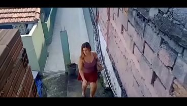 Ruiva casada vai na sua obra sempre sozinha e nunca sai sem levar u chupar a pica do pedreiro