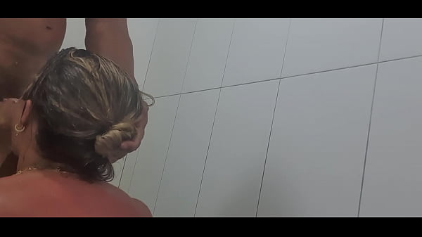 Download Video - FUDENDO MINHA ESPOSA NO BANHEIRO DO HOTEL E GOZANDO NA BOQUINHA DELA