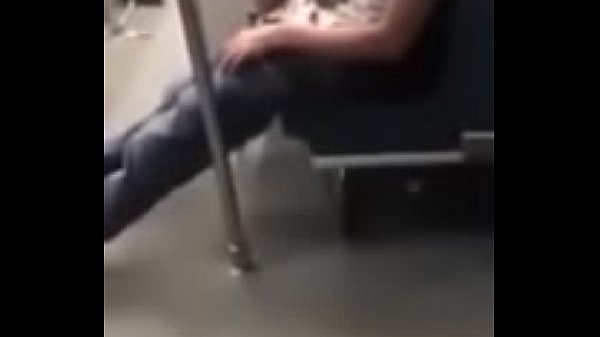 Chupando no trem em publico
