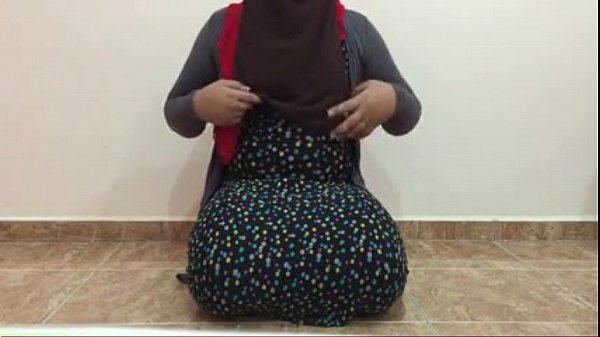 Download Video - arab hot shemale in hijab plays with dildo and fucking ass