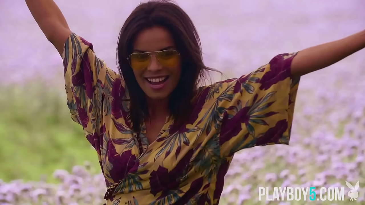 Curvy European MILF reveals everything in an outdoor striptease