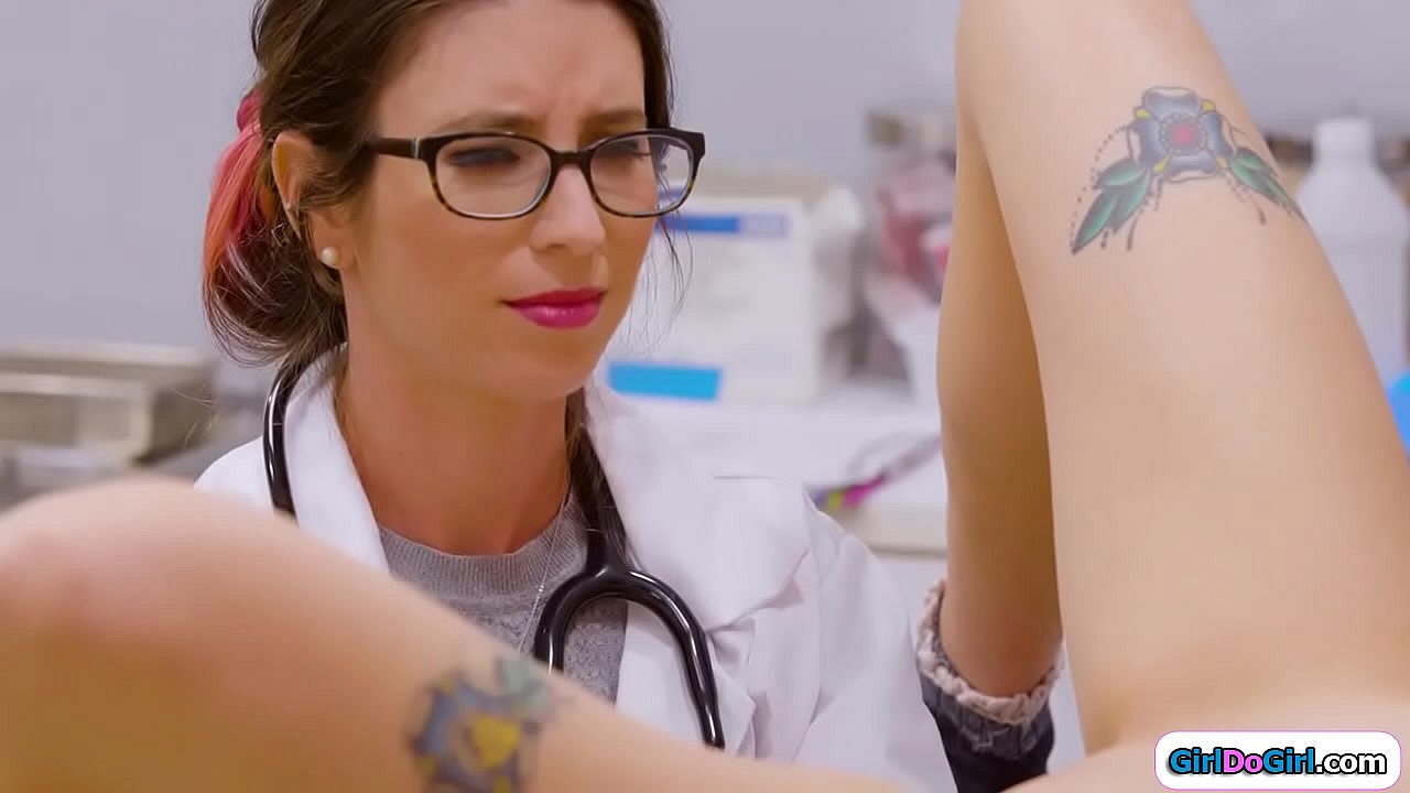Madrastra e hijastra seducen a su médico
                     lesbian milf threesome busty doctor oldyoung stepmom titsuck facesit stepdaughter serena blair haley reed serene siren muchos negros