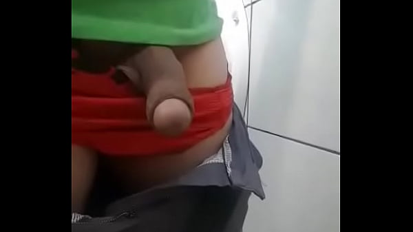 Médico cubano mijando