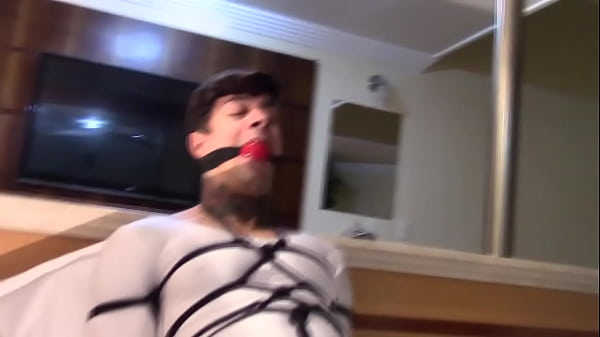 Dito Martins amarrado amordaçado em lycra apertada de BondageMan®