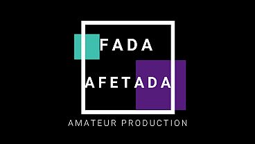 Fada gozando no pau no gloryhole