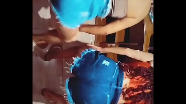 Ela larga o marido em casa e vem dan&ccedil;ar e da esse belo rabo pra mim