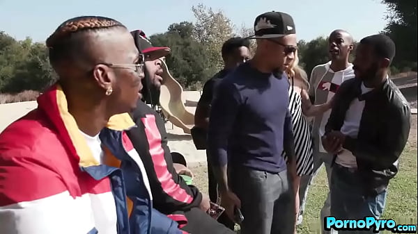 Angry Housewife Cindy Crawford Meets A Gang Of BBCs In The Park
