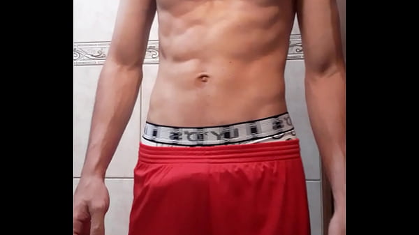 Novinho se vestindo depois do banho