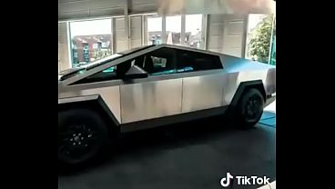 Novinho safado falando de cybertrunk e fazendo sexo safado dentro dele