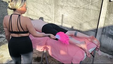 massagem nu ao ar livre com a loira gostosa